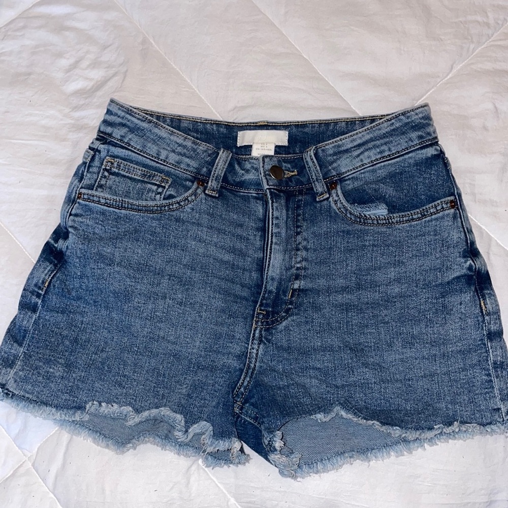 H&M MID RISE JEAN SHORTS SIZE 4 BARELY WORN